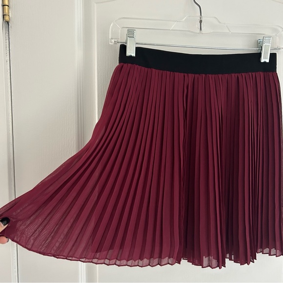 Forever 21 Burgundy Pleated Mini Skirt / Size Small - Picture 3 of 4